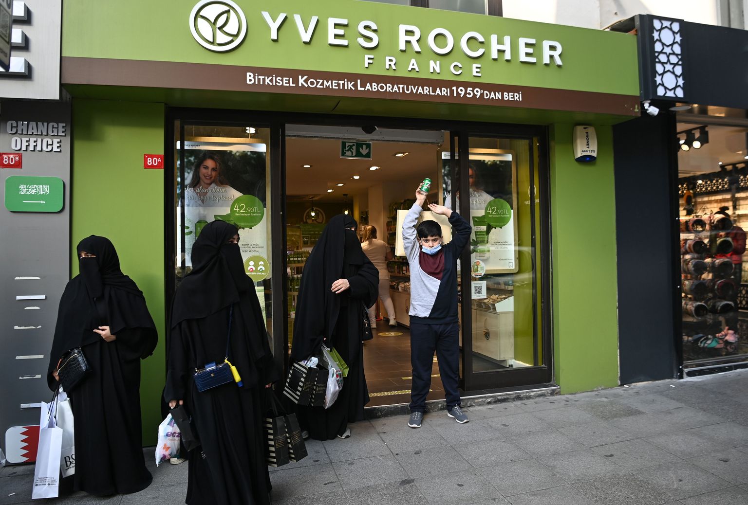 Pircējas pie Francijas zīmola "Yves Rocher" veikala Stambulā, Turcijā