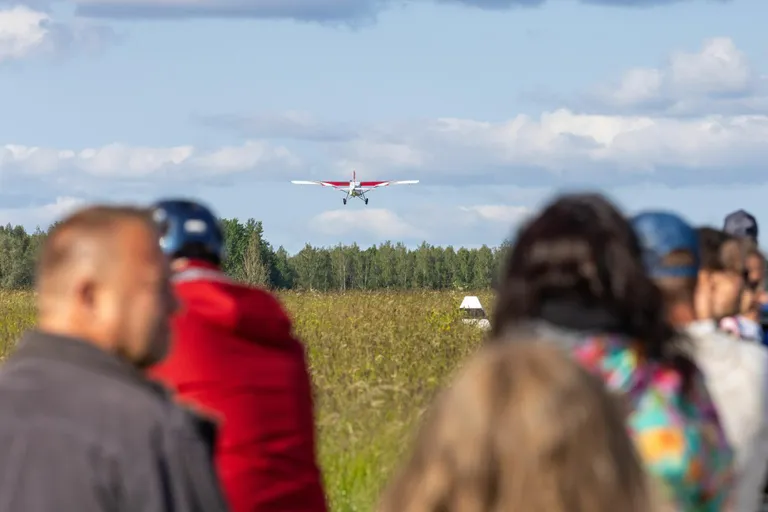 Jaanireedel sai Päri lennuväljal hüpata langevarjuga, hüppajaid sõidutas lennuk Pilatus PC-6 Porter​.