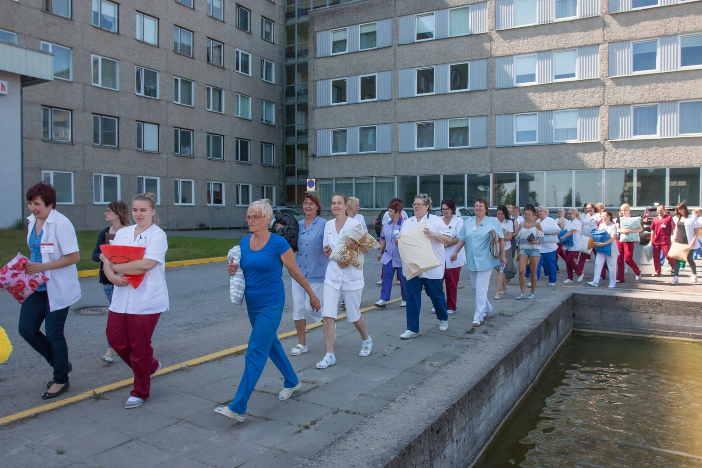 Meditsiinitöötajate protestiaktsioon "Padjaga tööle" Viljandi haigla ees 31. mail 2016.