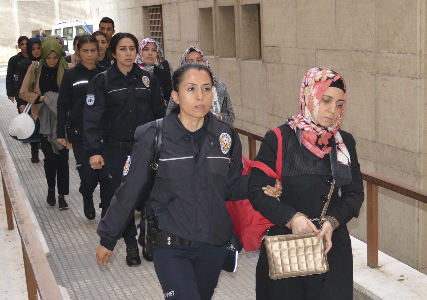 Haarangute käigus Türgis kinni peetud naised.