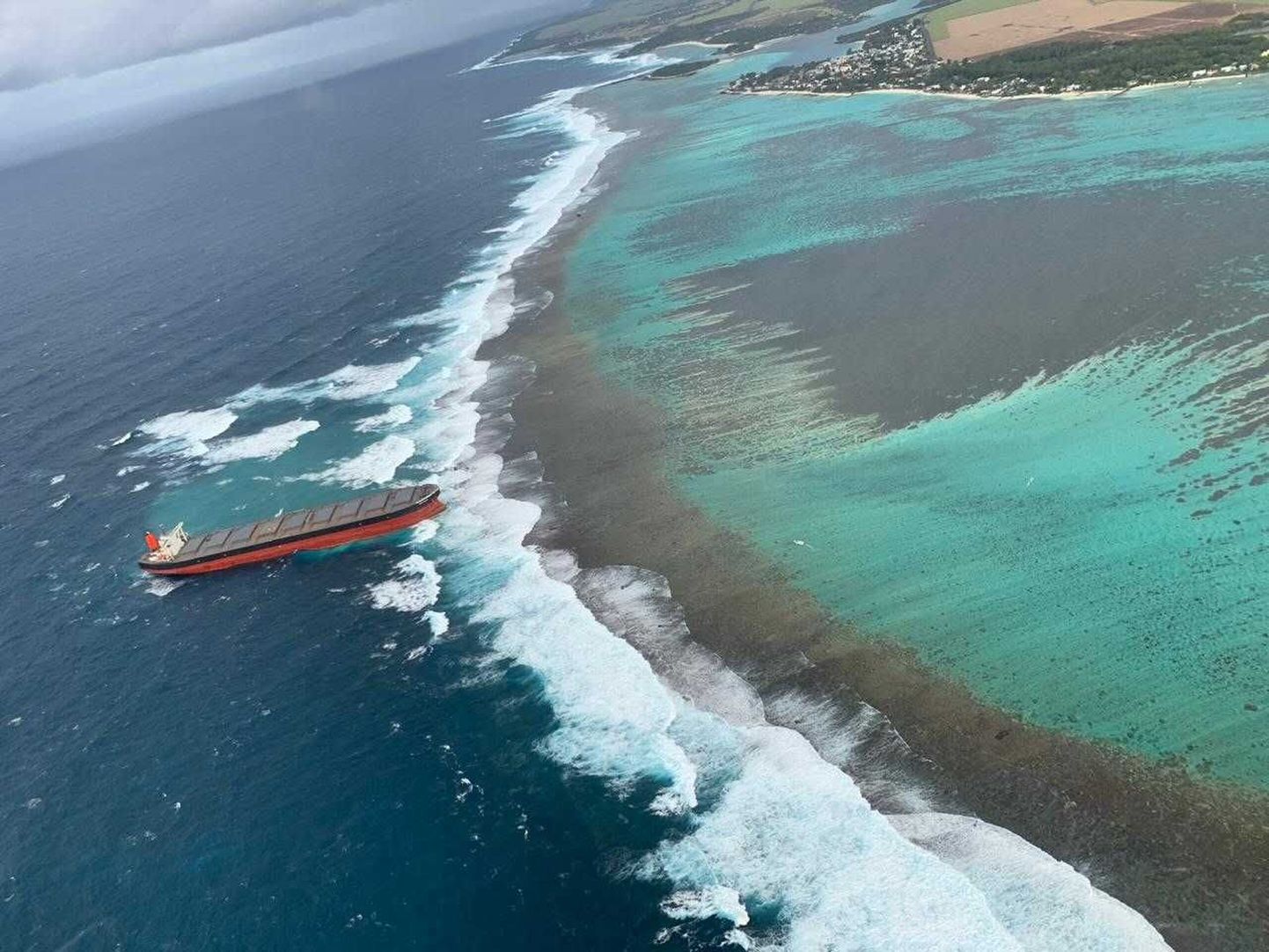 Puistlastilaev Wakashio sõitis Mauritiuse lähedal Blue Bay korallrifile
