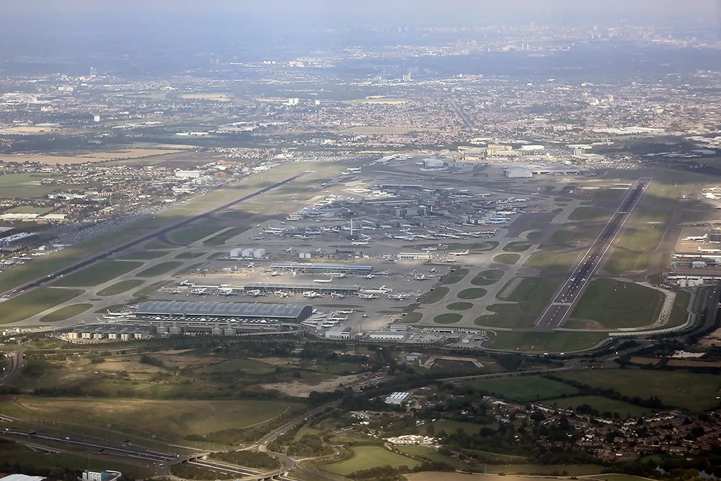 ETAt ei vaja teoorias transiitreisijad, kuid neil palutakse oma lennukompaniilt uurida, kas transiit Ühendkuningriiki sisenemata on ka praktikas teostatav. Pildil mitme terminaliga Heathrow lennujaam.