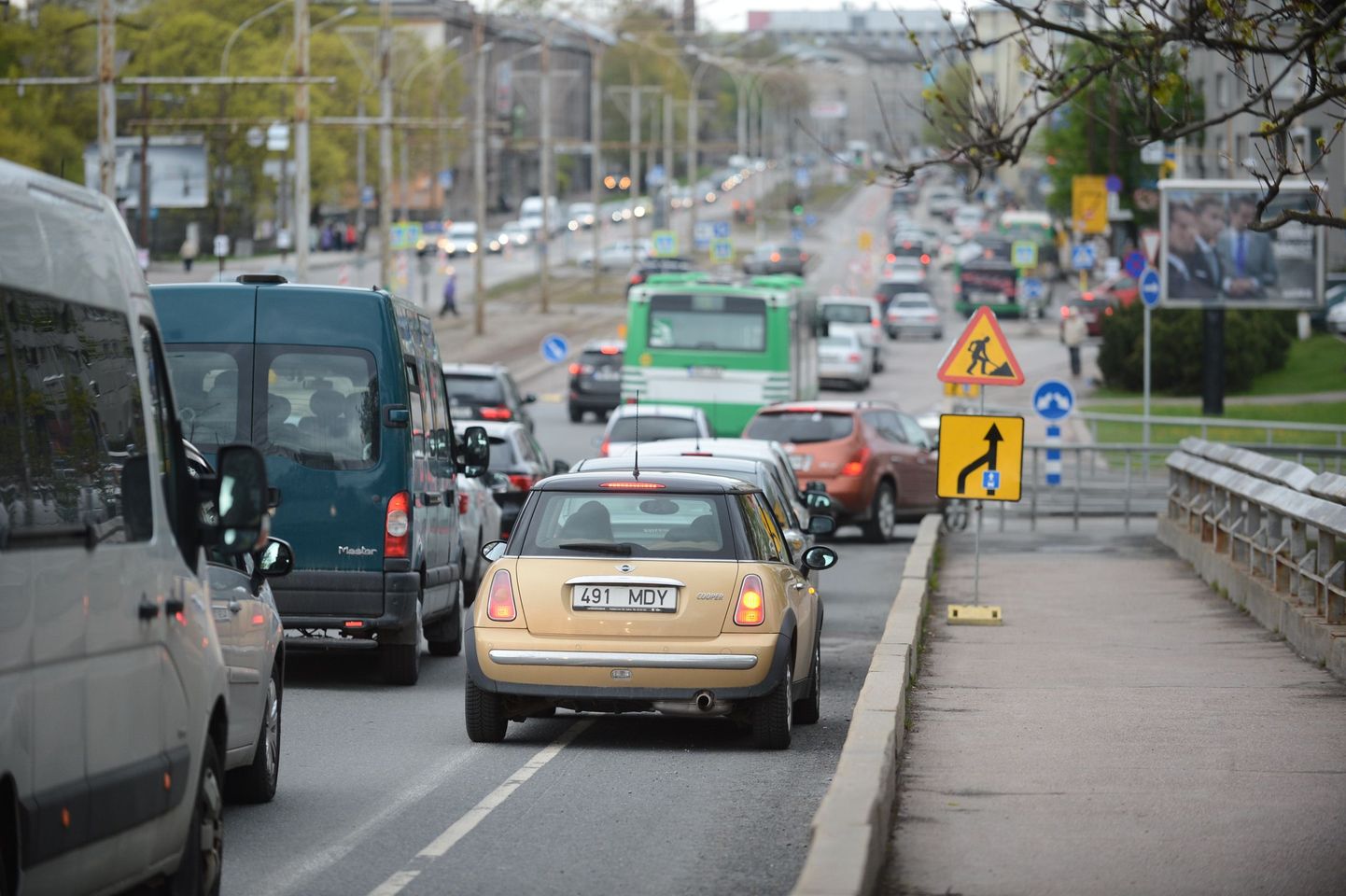Tondi tänava sulgemise tõttu oli Pärnu maanteel liiklusseisak isegi pärast kella kümmet hommikul.