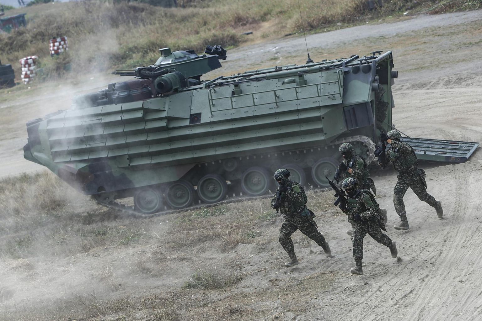 Taiwani relvajõudude sõdurid tormavad jaanuari keskel välja amfiibsõidukist. Riigi kaitseministeerium korraldas õppuse Kaohsiungis vastusena Hiina ähvardustele. 