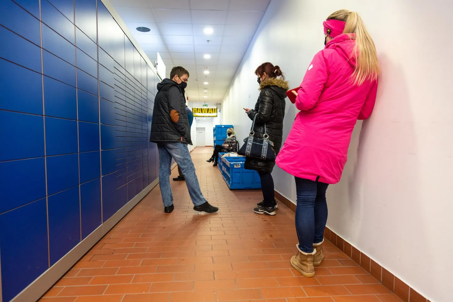 Uku keskuse ja ka Centrumi Itella Smartposti automaadi juures olid mitmed kastid pakke täis, mis automaati ei mahtunudki ning neid valvas ettevõtte töötaja. Uku keskuse automaadi juures oli kolmapäeval ka järjekord.