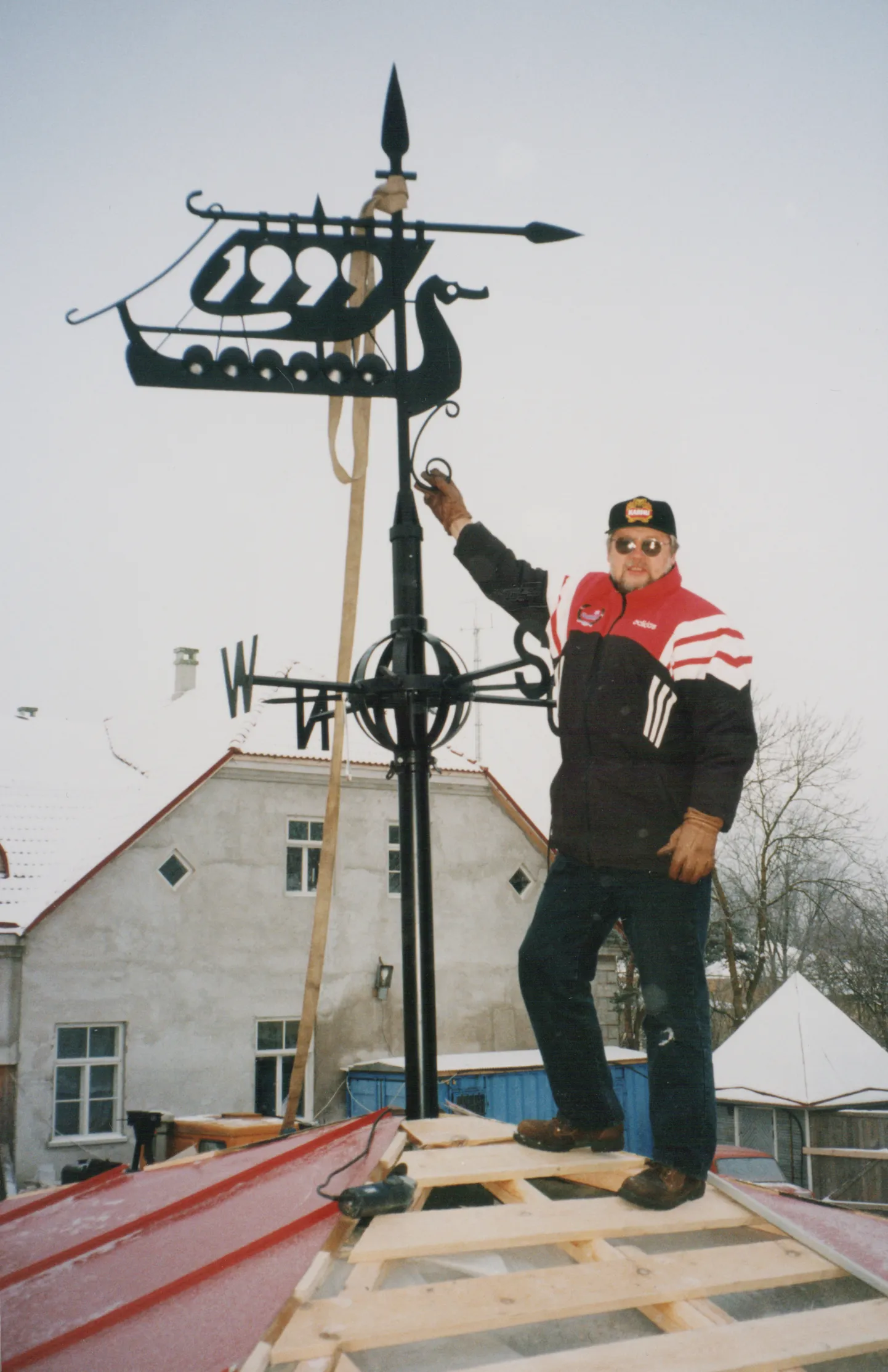 DIREKTOR VÄINO UIBO 14. DETSEMBRIL 1998 Kuressaare
Linnateatri katusel, kui koos kupliga sai paika ka teatri viikingilaeva-kujuline tuulelipp aastaarvuga 1999. See oli Uibo vankumatu soov, et uus teatrimaja avataks kindlasti enne uue aastatuhande saabumist.