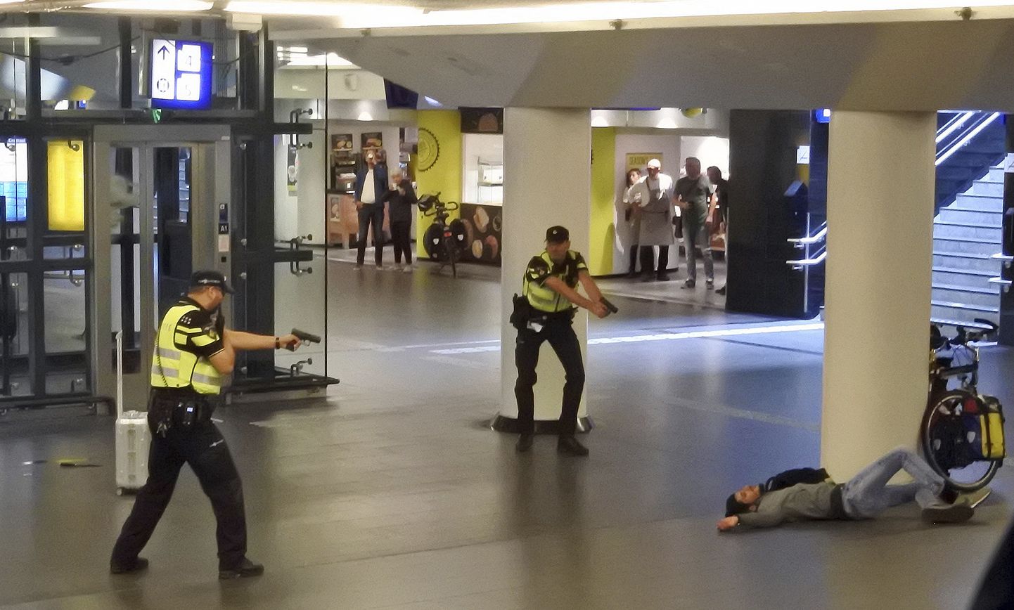 Hollandi politseinikud tegid Amsterdami noaründaja üheksa sekundiga kahjutuks.