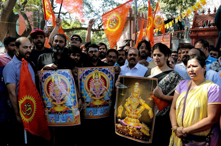 Tõsiusklikud hindud avaldamas Bangalores meelt naiste lubamise vastu pühasse Sabarimala templisse Kerala osariigis.