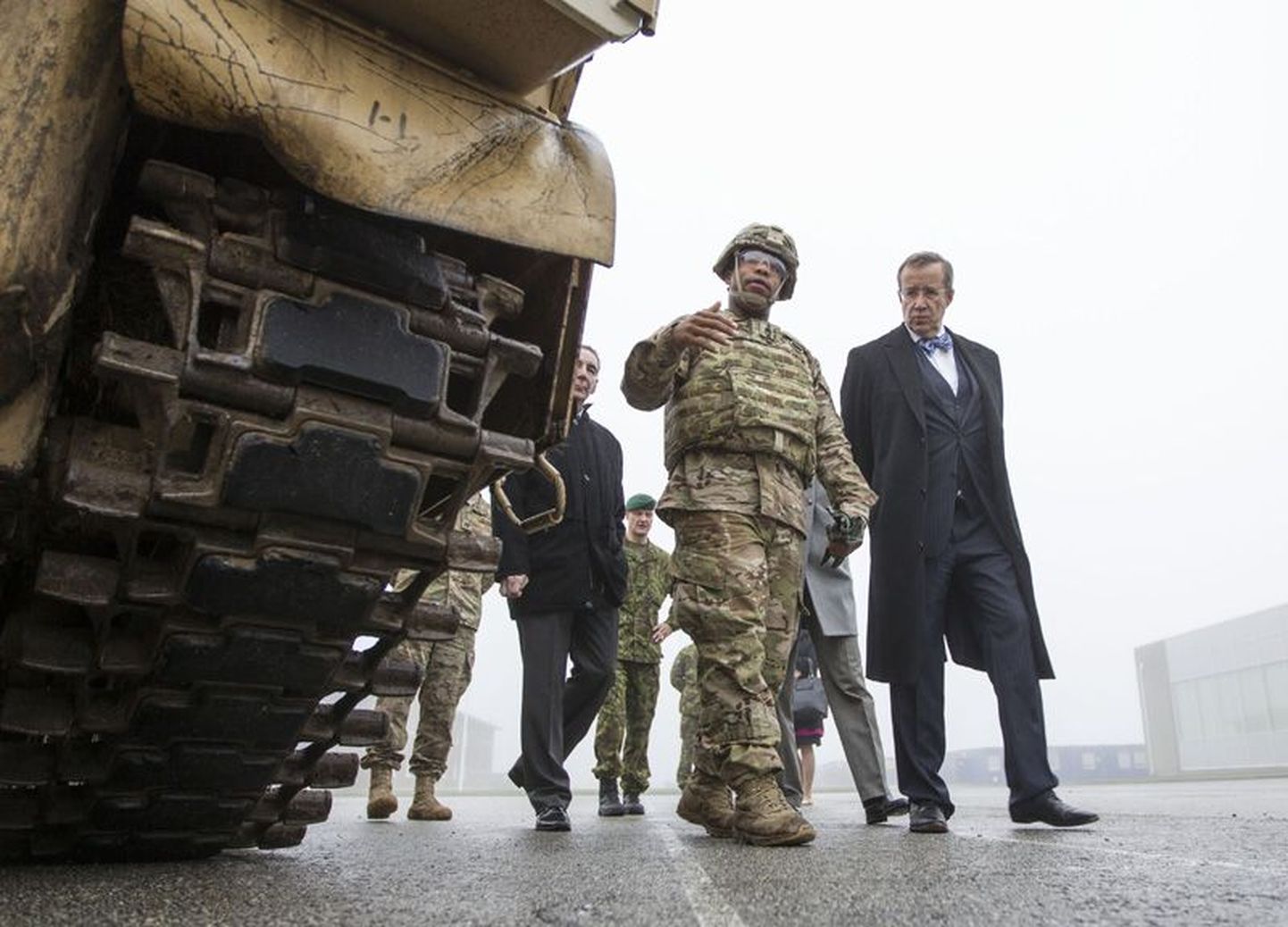 President Toomas Hendrik Ilves tutvus muuhulgas ka ameeriklaste lahingumasinatega.
