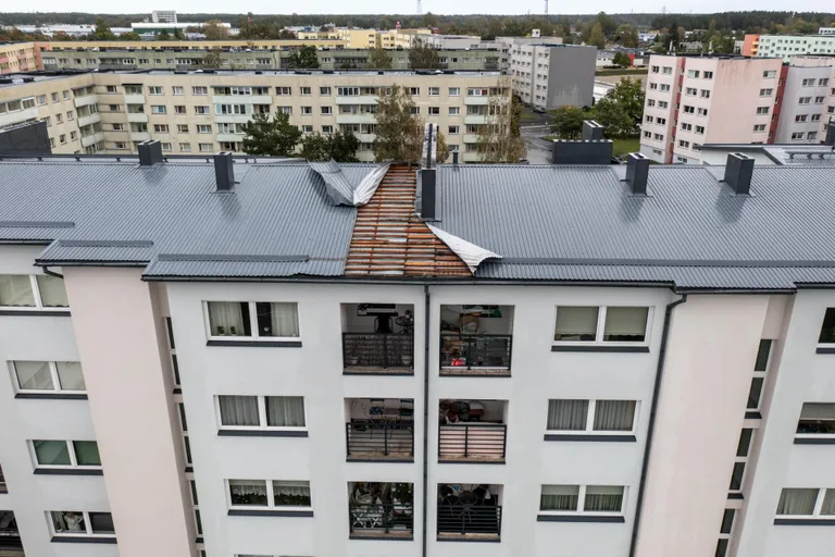 Mai elurajoonis räsis torm kortermaja katust.