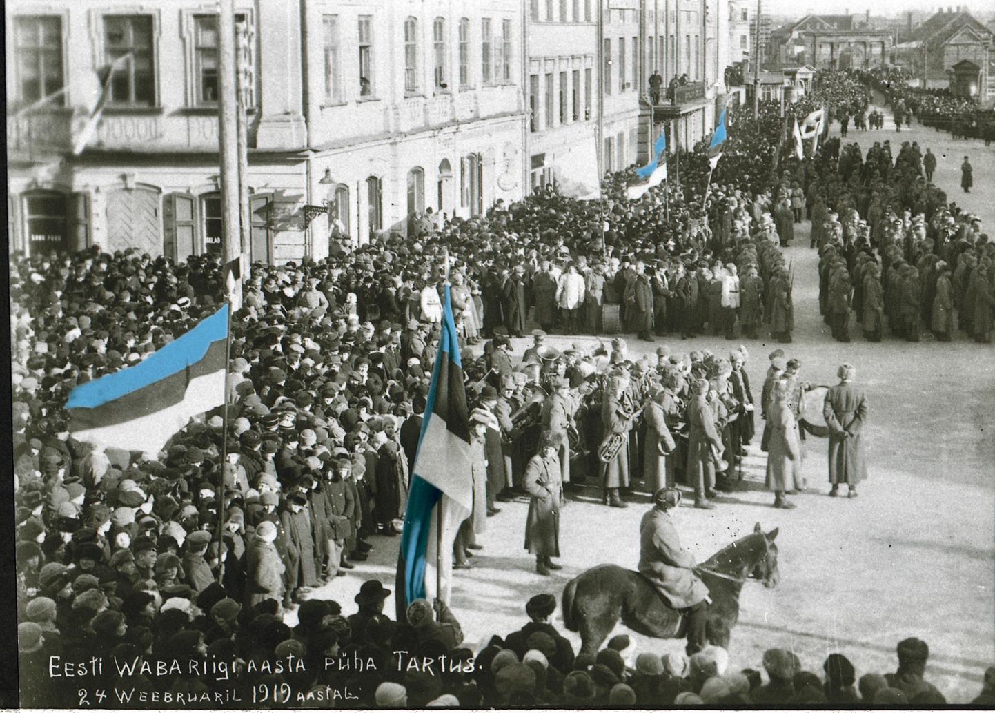 24. veebruaril 1919 kogunes Tartu raekoja ette väljakule ja selle kõrval asuvatele tänavatele ennenägematult palju rahvast. Lipud fotol on värvitud toimetuse arvutis.
 