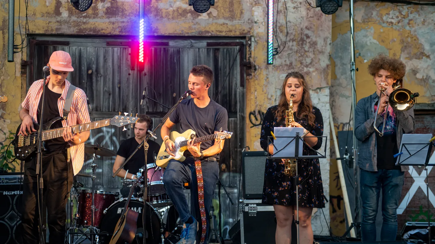 Grupa "Klicks" uzstājas Ezīšfestā