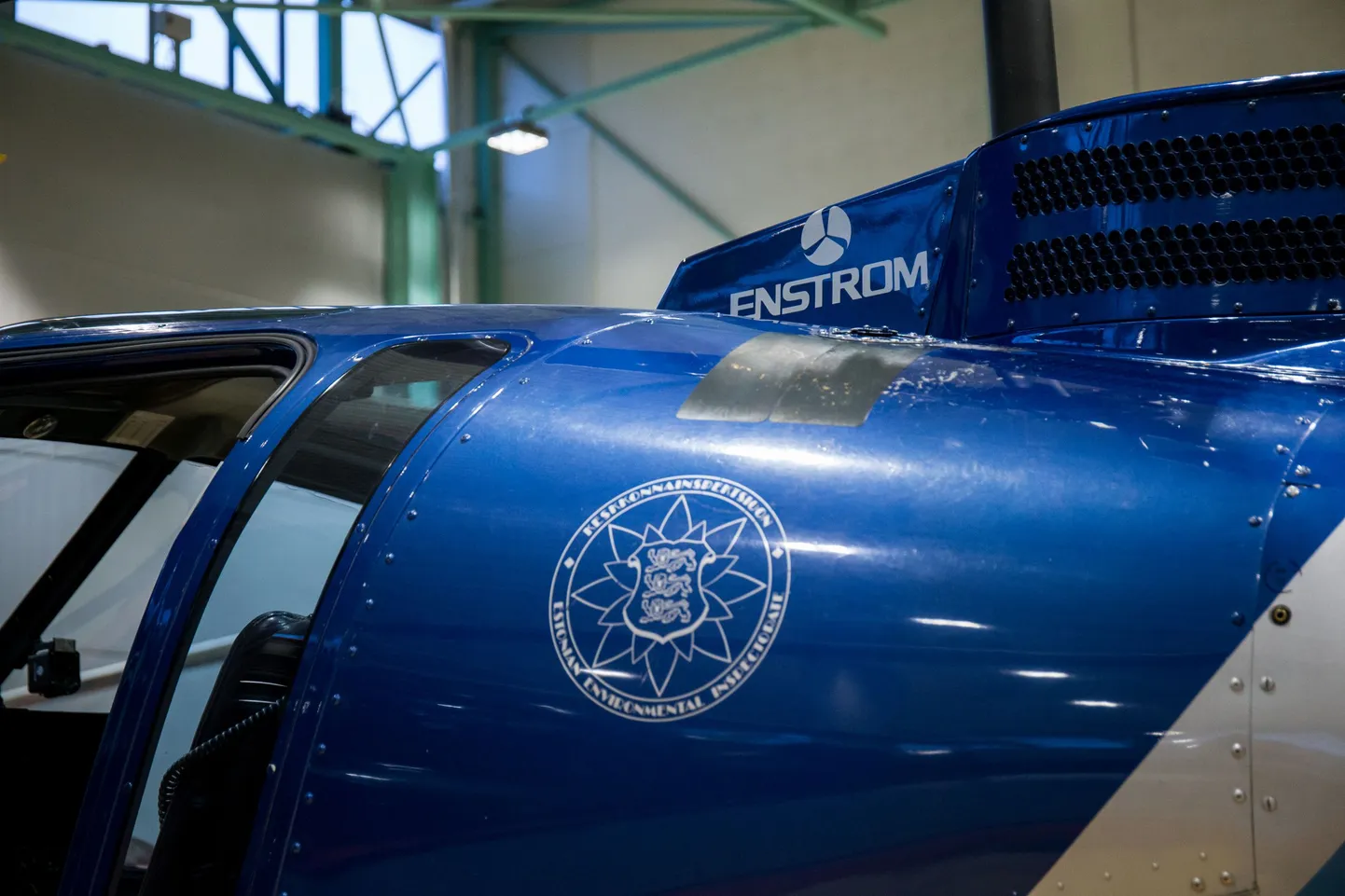 Enstrom 480B on veel politsei- ja piirivalveameti lennusalga värvides.