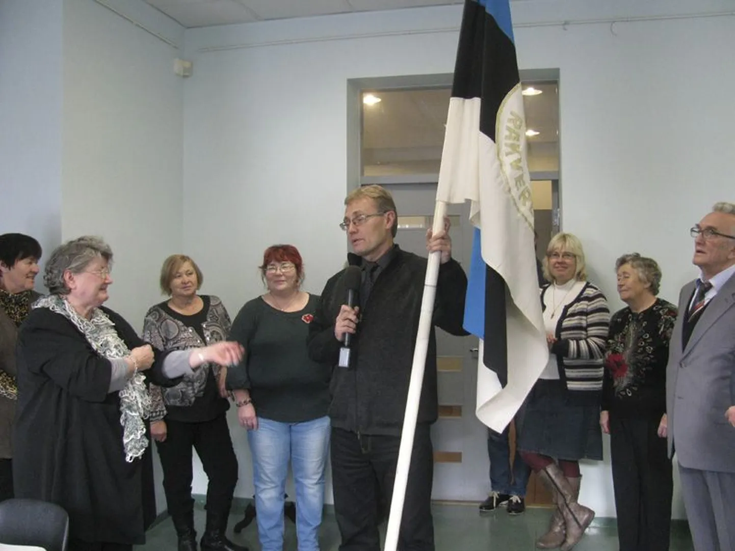 Aino Kiiver ulatas nende ühingu käes pikalt olnud huvitava ajalooga lipu Tõnis Lukasele.