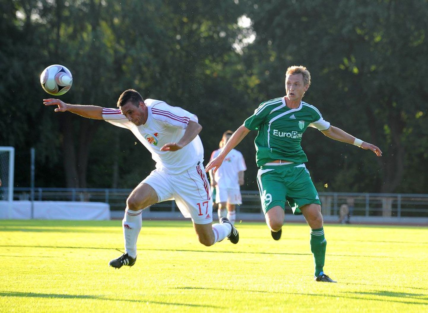 Игрок "Левадии" Виталий Гусев (в зеленой форме) во время матча с чемпионом Венгрии клубом "Дебрецен" 29 июля 2009 года в Таллинне.
