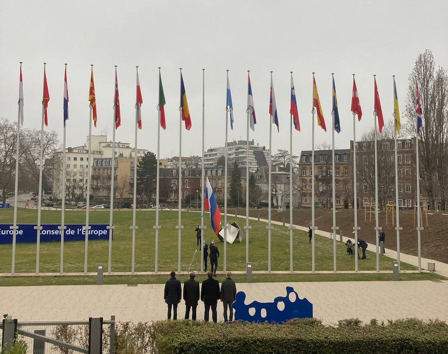 Флаг России у здания Совета Европы уже спустили