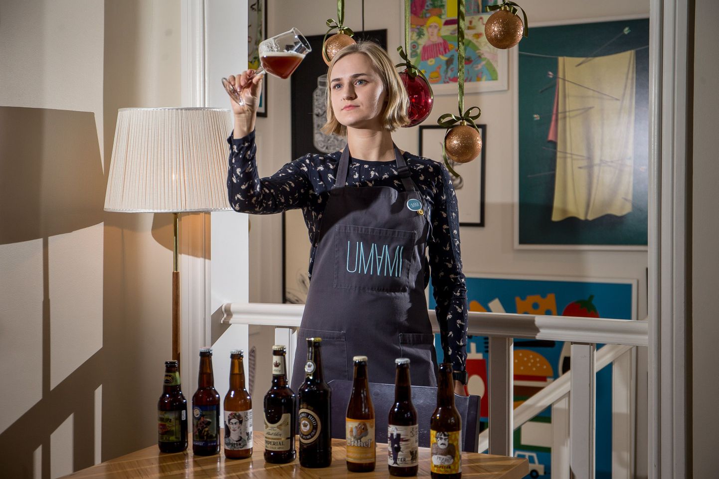 Kõrge jala, laia suu ja põhjaga klaasis avab õlu end kogu ilus, ütleb Eesti parim õllesommeljee Els-Maria Uibo oma praeguses töökohas, restoranis Umami õlle värvust uurides.