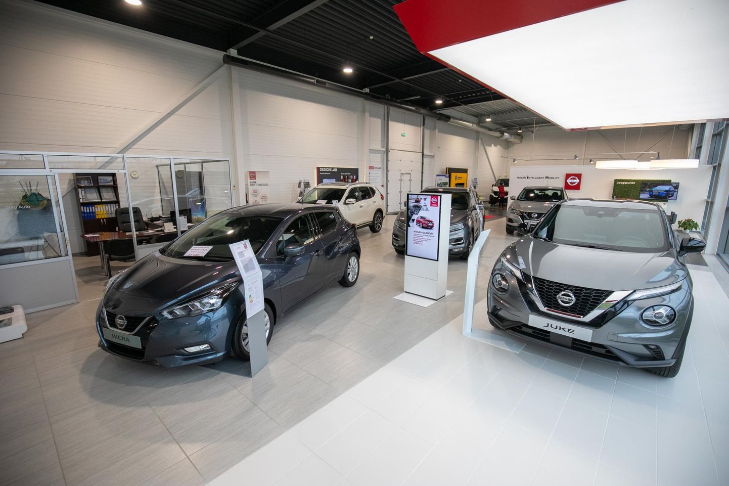 Hiljuti valminud Nissani müügiosakonnas troonib suure leedlambi all aukohal uudismudel Nissan Juke.