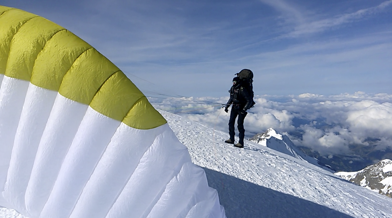 Kohe läheb lennuks! Jaano Rässa 4808 meetri kõrguse Mont Blanci tipus enne õhkutõusu soolovarjuga.