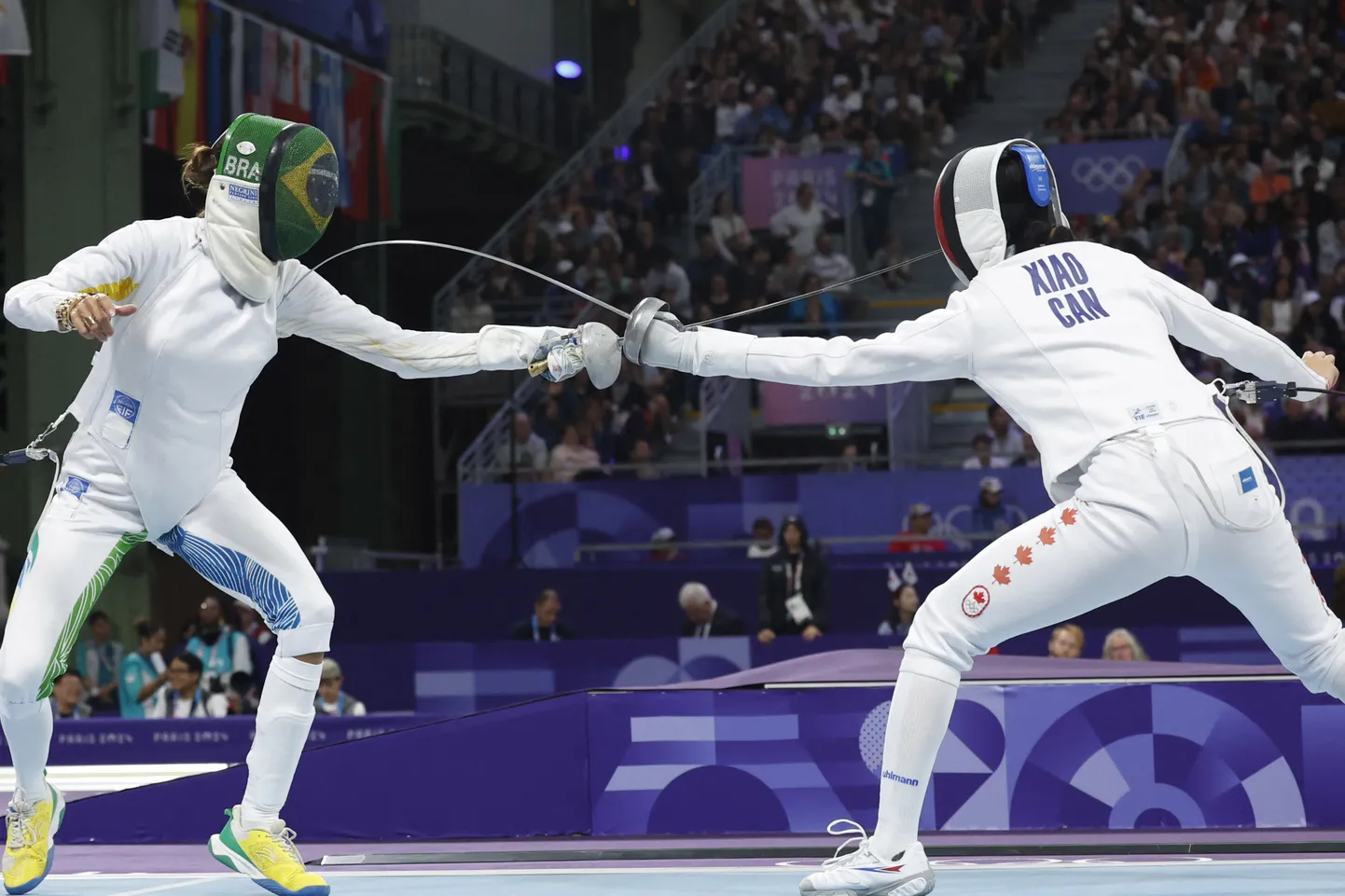 Pariisi olümpia naiste epeematš 27. juulil 2024. Vasakul brasiillanna Nathalie Moellhausen ja paremal kanadalanna Xiao Ruien, kes võitis 15:11.