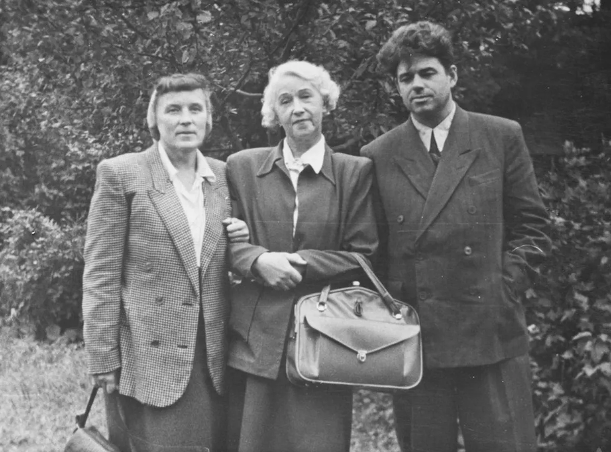 Ahjal, 12.09.1955 Betty Alver, Elo Tuglas ja Aadu Hint, UTKK F 19/A6, Underi ja Tuglase Kirjanduskeskus