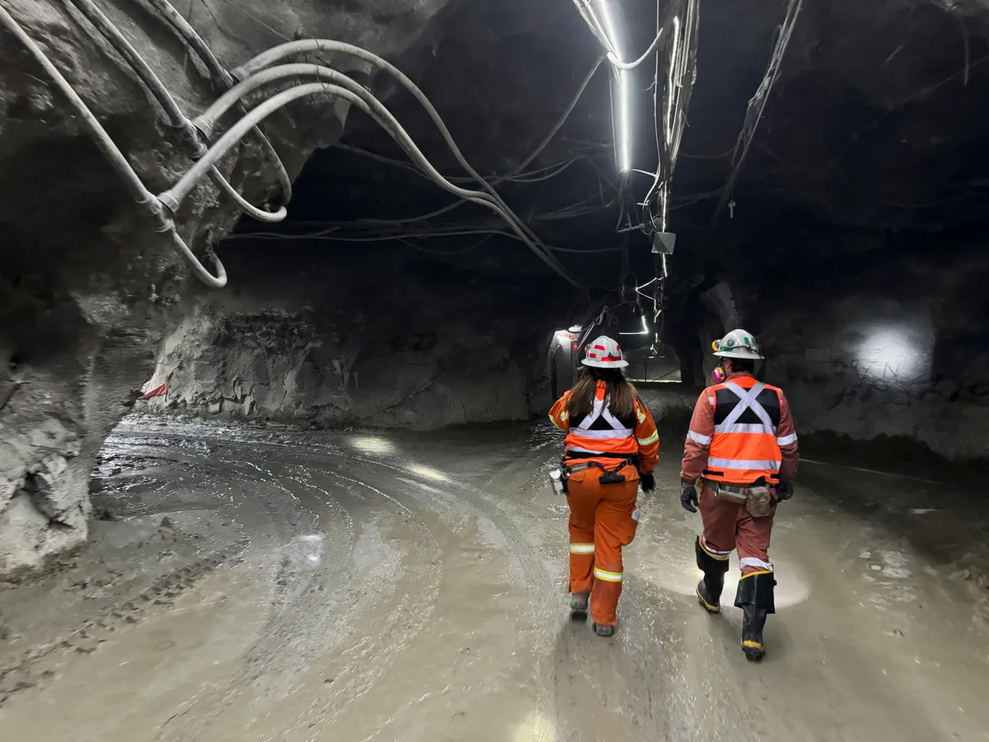 Töötajad kõnnivad tunnelis Codelco El Teniente vasekaevanduses, mis on maailma suurim maa-alune kaevandus, Rancagua lähedal Tšiilis.