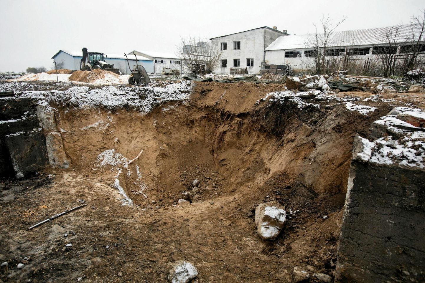 Raketiplahvatuse kraater ja purustused Poola idapiiri lähistel Przewodówi külas ligi nädal pärast seda, kuid sinna kukkus Venemaa ulatusliku raketirünnaku tõrjumise käigus välja tulistatud Ukraina õhutõrjerakett.