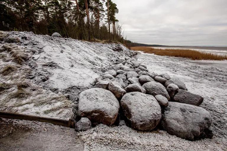 Avariitööna rajatud kaldakindlustus Reiu rannas.