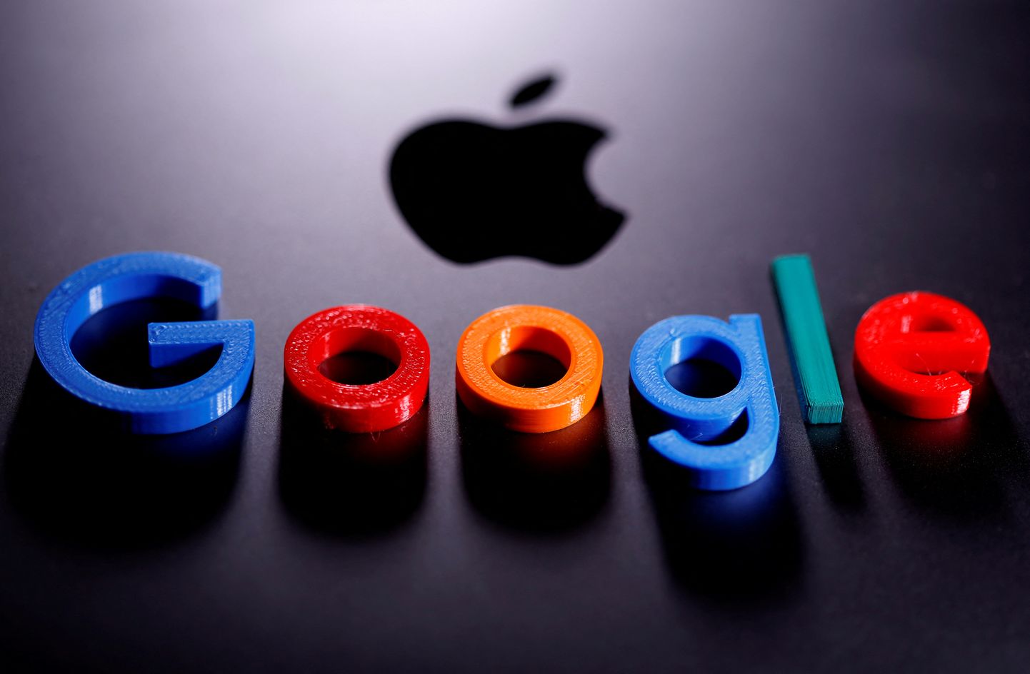 Apple'i ja Google'i logod.