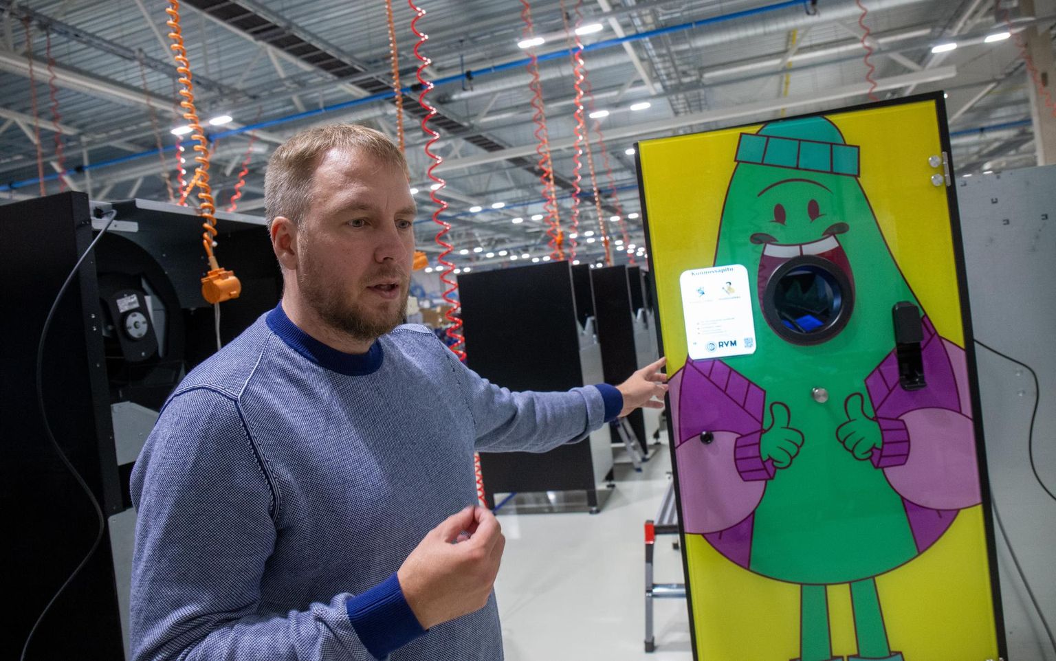 Hanza Mechanics Tartu tehase juht Rainer Kallas näitas taaraautomaati, mis saadetakse Soome ning on varustatud lõbusa pildiga selleks, et pakendiringlus ka lastele meeldivaks muuta.
