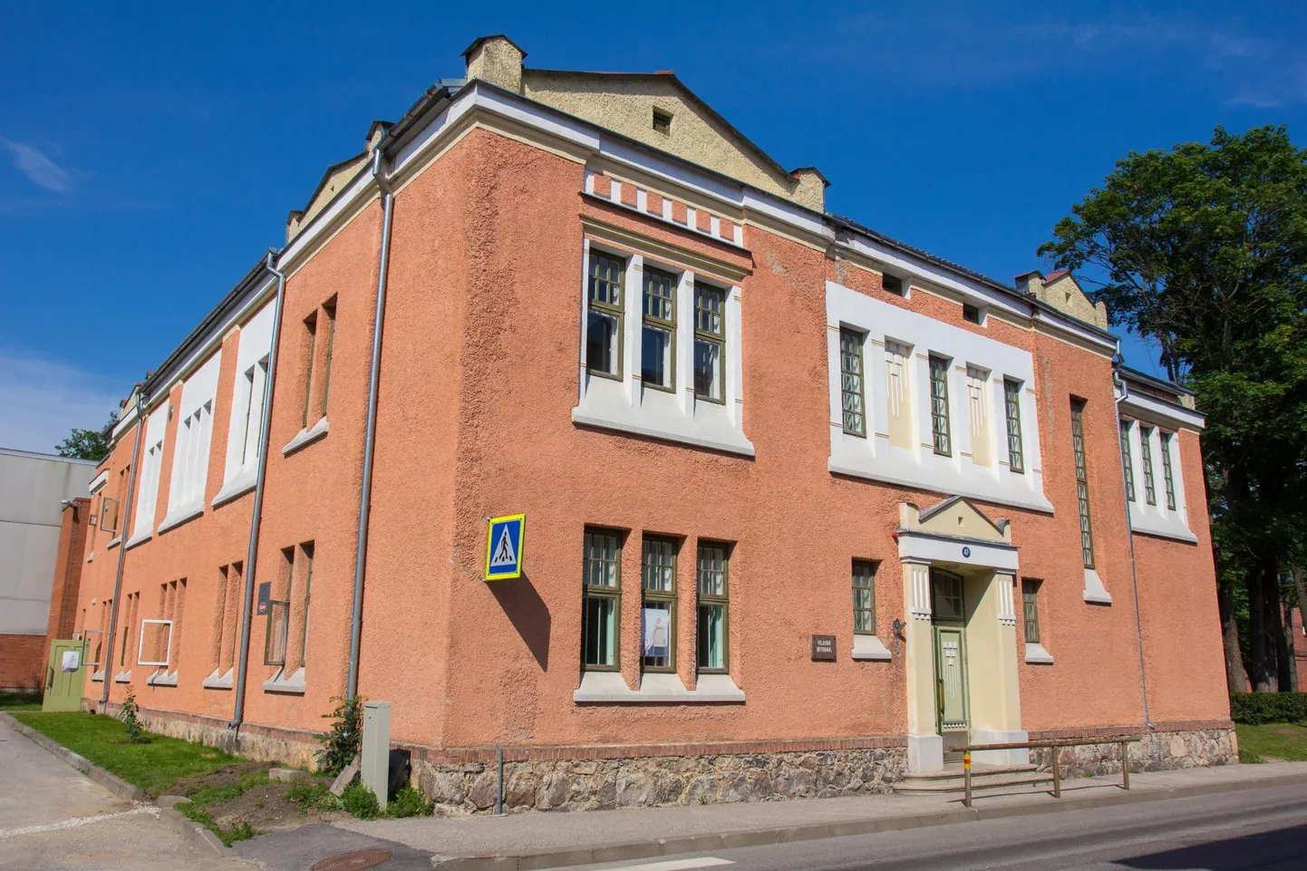 Eesti looduskaitse selts andis Viljandi huvikoolile rohelise lipu, millega tunnustas selle õppeasutuse keskkonnateadlikku tegevust.
