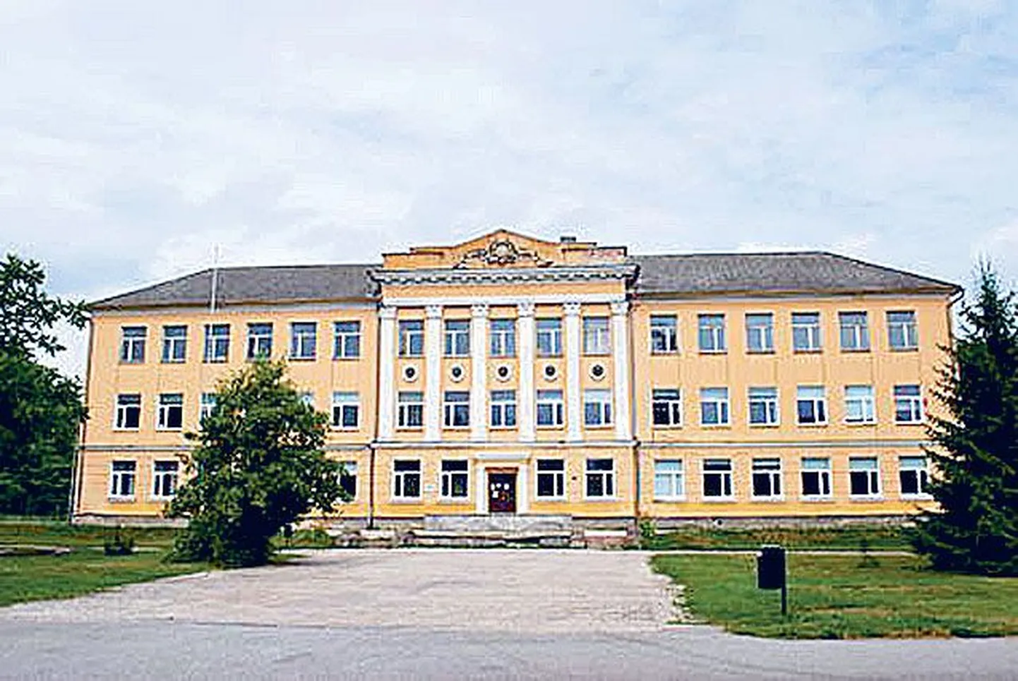 Jõgeval Aia tänava vana koolimaja.