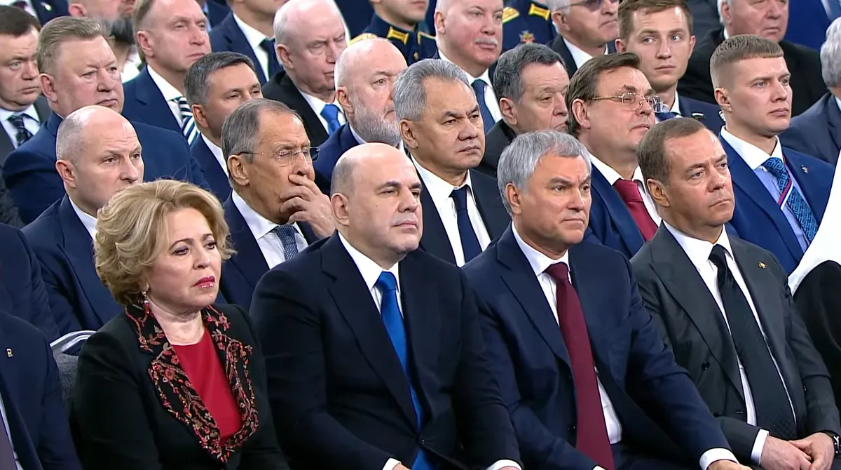 Лидеры обеих палат российского парламента, премьер-министр Мишустин и Медведев в первом ряду собравшихся послушать Путина 21 февраля 2023 года. Момент после заявления Путина о приостановке участия РФ в СНВ-III и возможности возобновления Москвой ядерных испытаний.