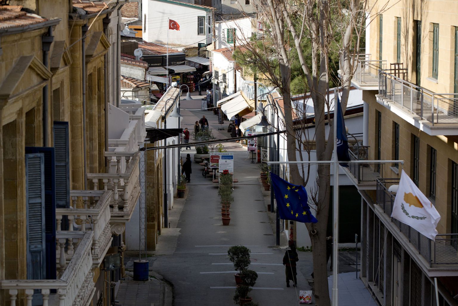 Ledra tänava piiripunkt Nicosias, kust paistavad nii ELi kui Türgi sümbolid.