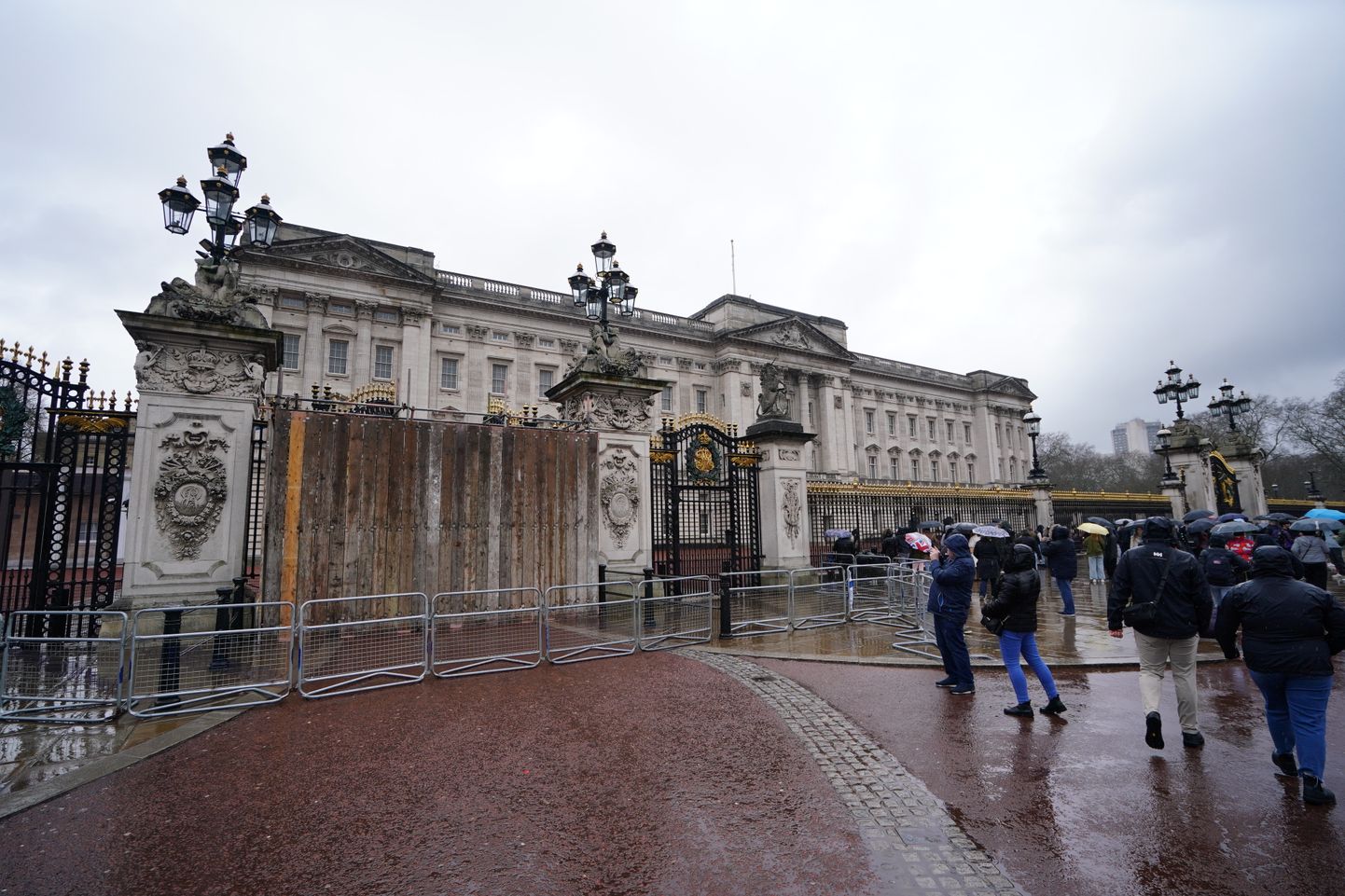 Puitplangud Buckinghami Palee värava ees täna hommikul.