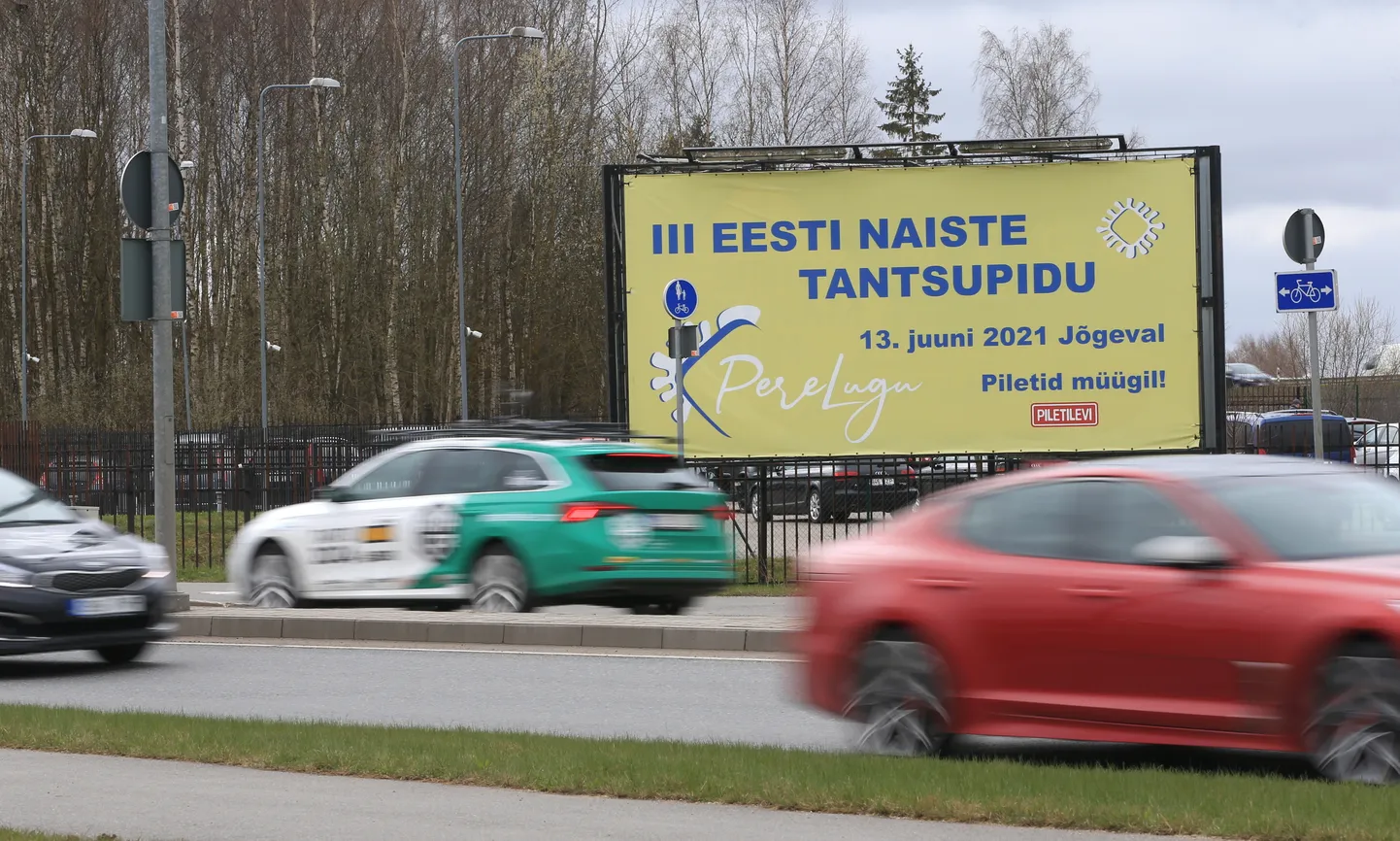 Pildil III Eesti naiste tantsupeo reklaamtahvel Postimaja ringil Võru mnt lõpus.