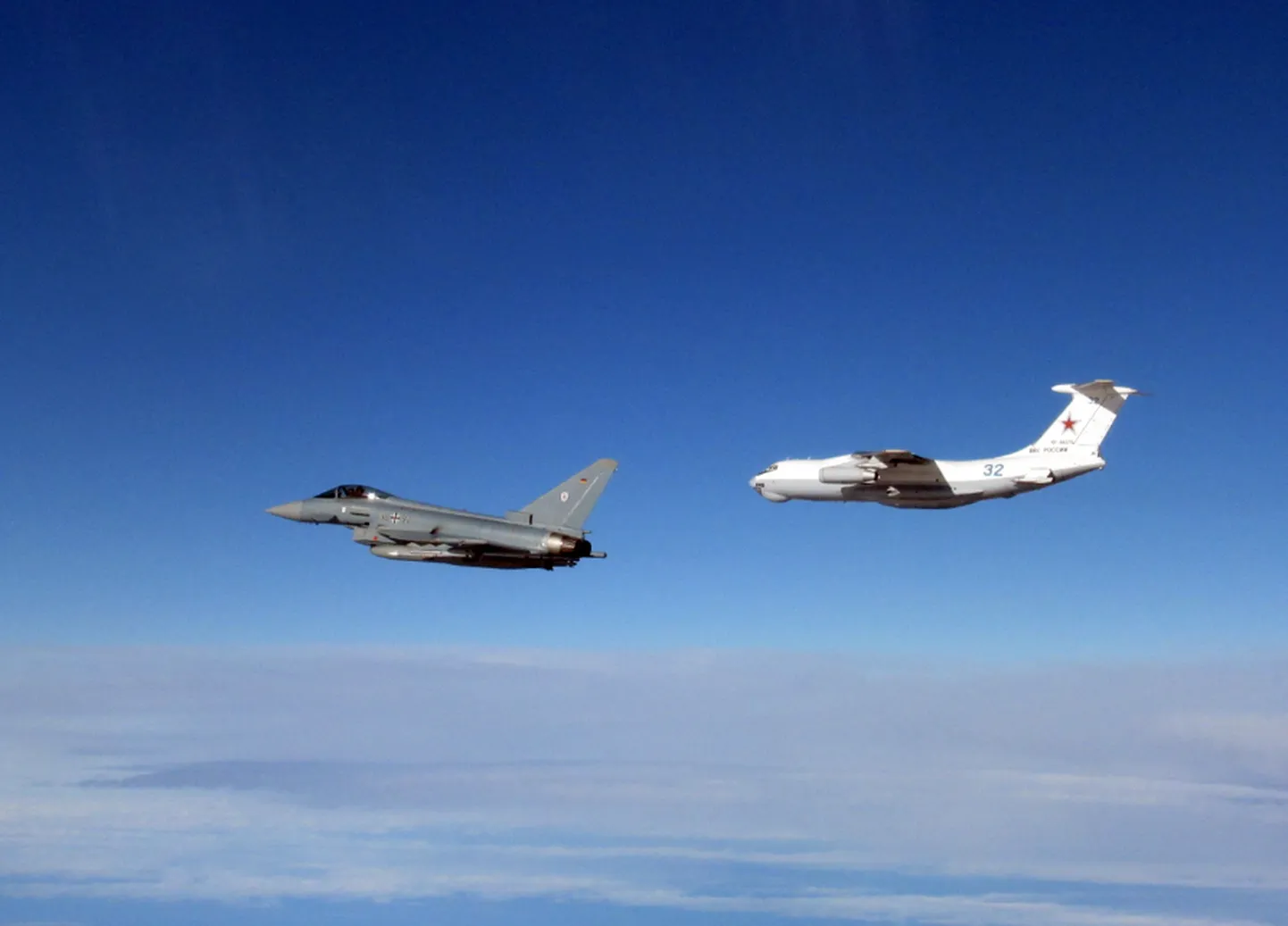Истребители НАТО сопровождают российский военный самолет.