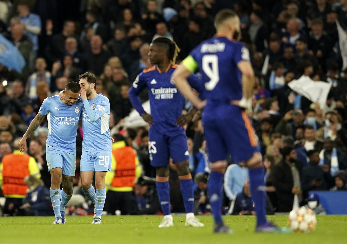 Gabriel Jesus ja Bernardo Silva pärast Manchester City neljandat väravat. Kättevõideldud kaheväravalise eduseisu asemel suundutakse kordusmängule minimaalses edus.