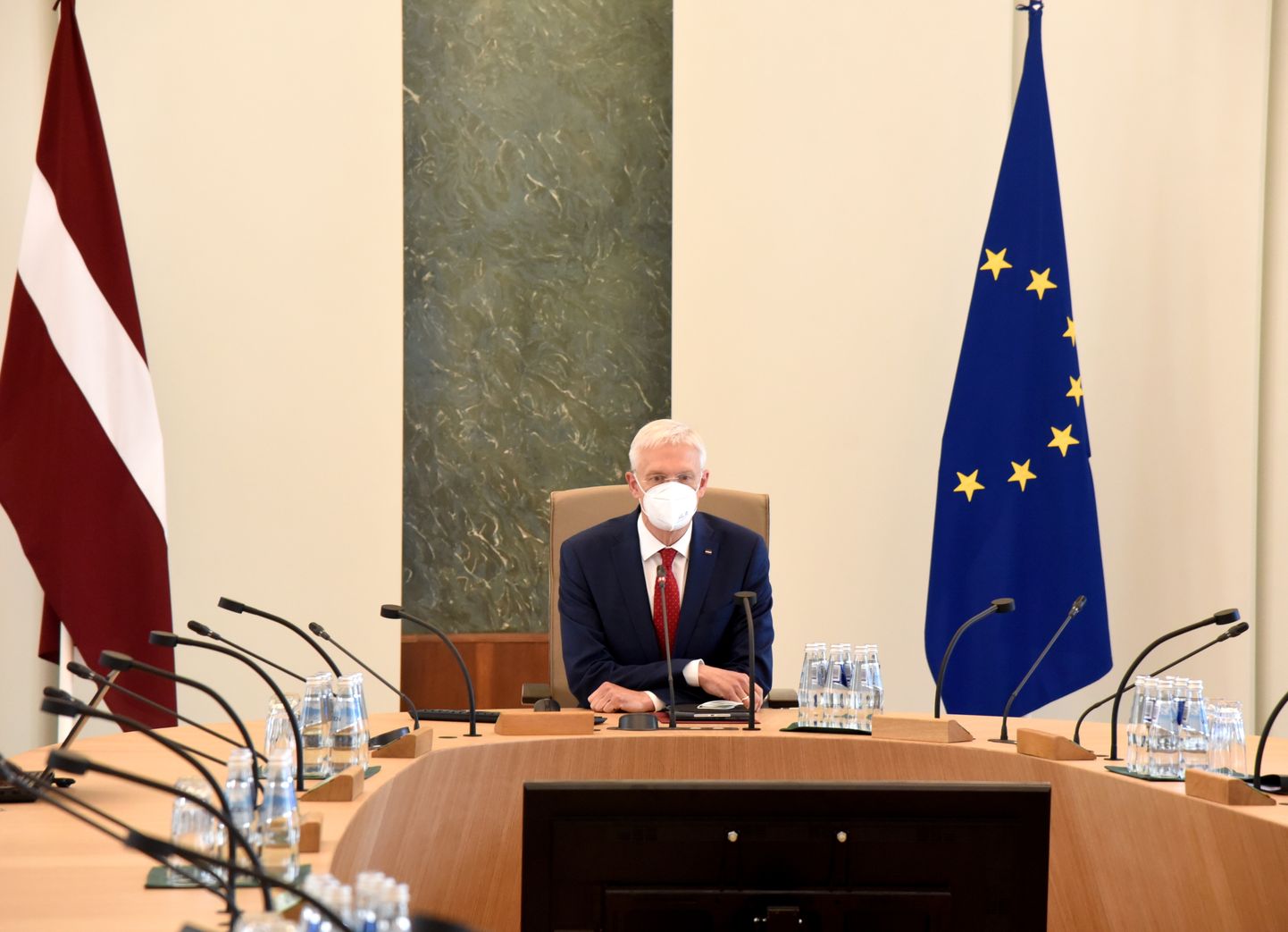 Ministru prezidents Krišjānis Kariņš vada Ministru kabineta pirmo klātienes sēdi kopš Covid-19 pandēmijas sākuma.