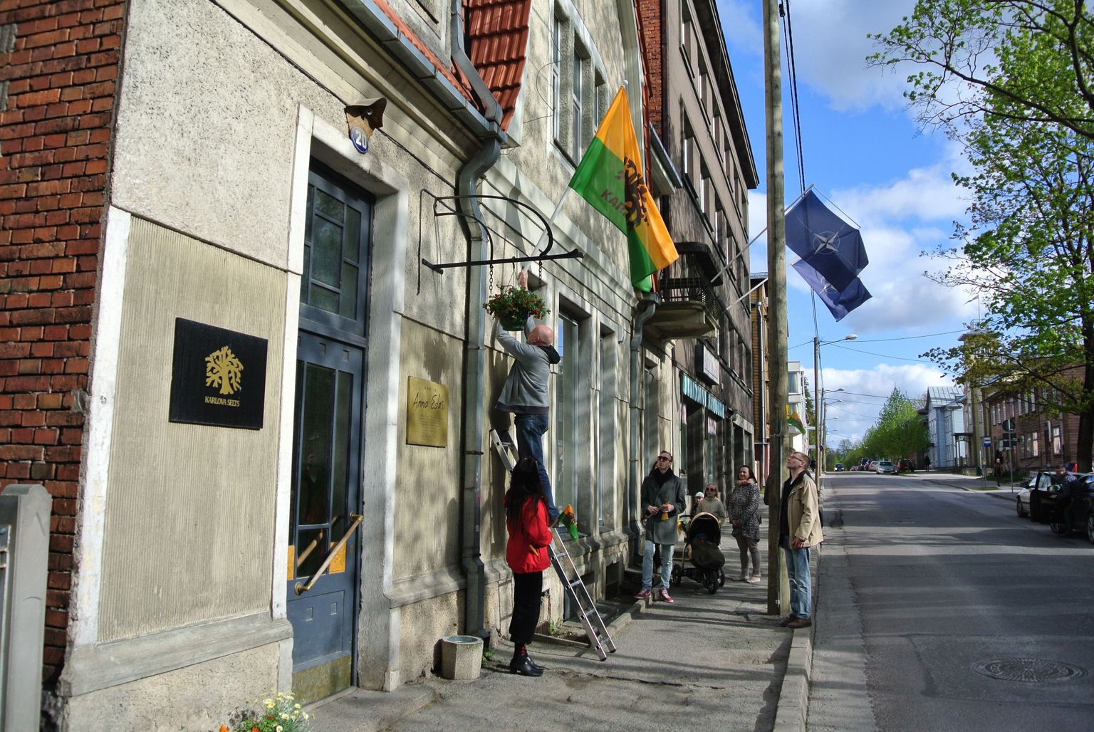 Karlova lipu heiskab Karlova Seltsi juhatuse esimees Arne Hall (redelil).