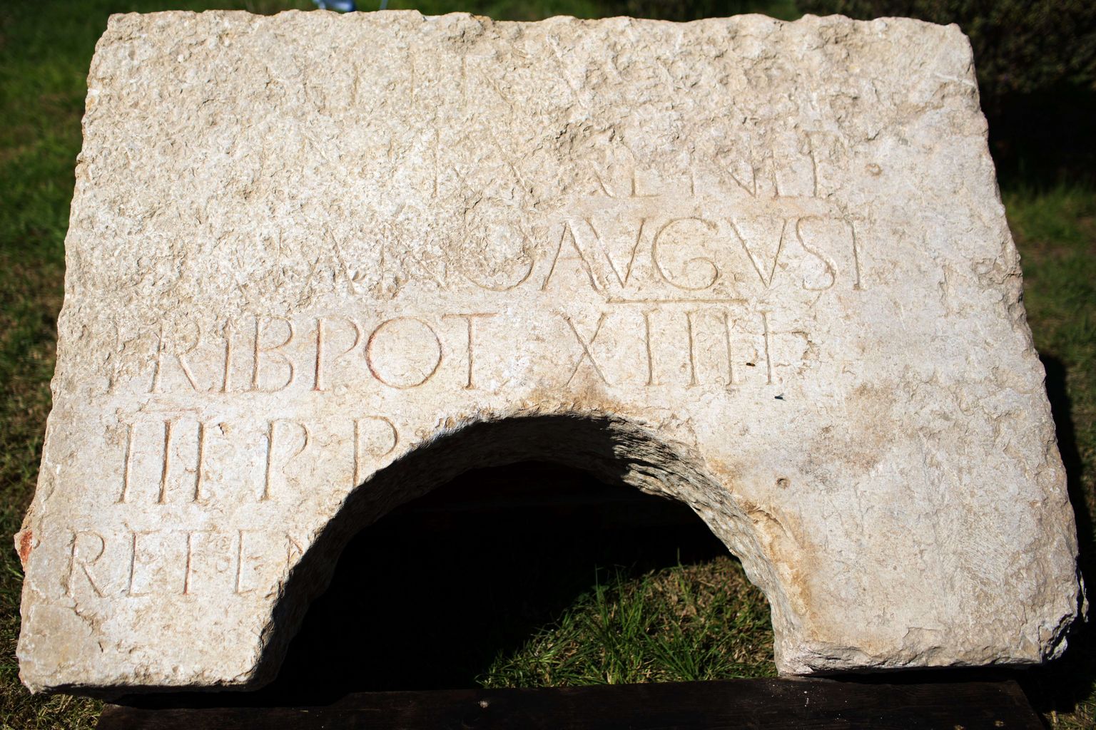 2000 aasta vanuse kirjutisega kivi, millele on raiutud keiser Hadrianuse nimi ja tema Rooma-külastuse aeg.