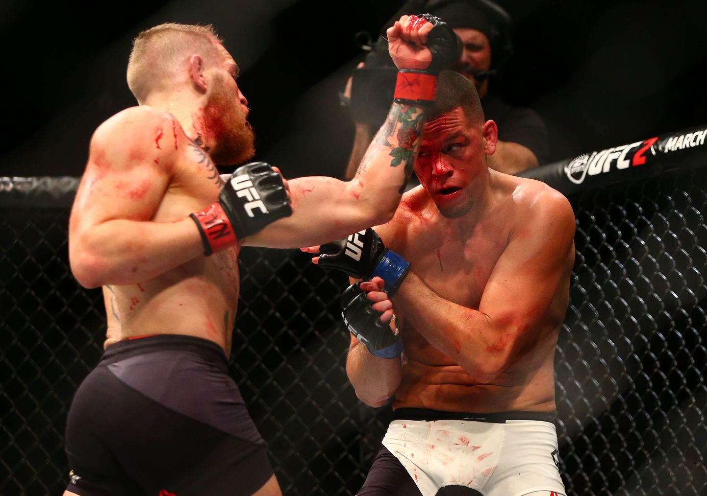 Conor McGregor (vasakul) võitlusringis.
