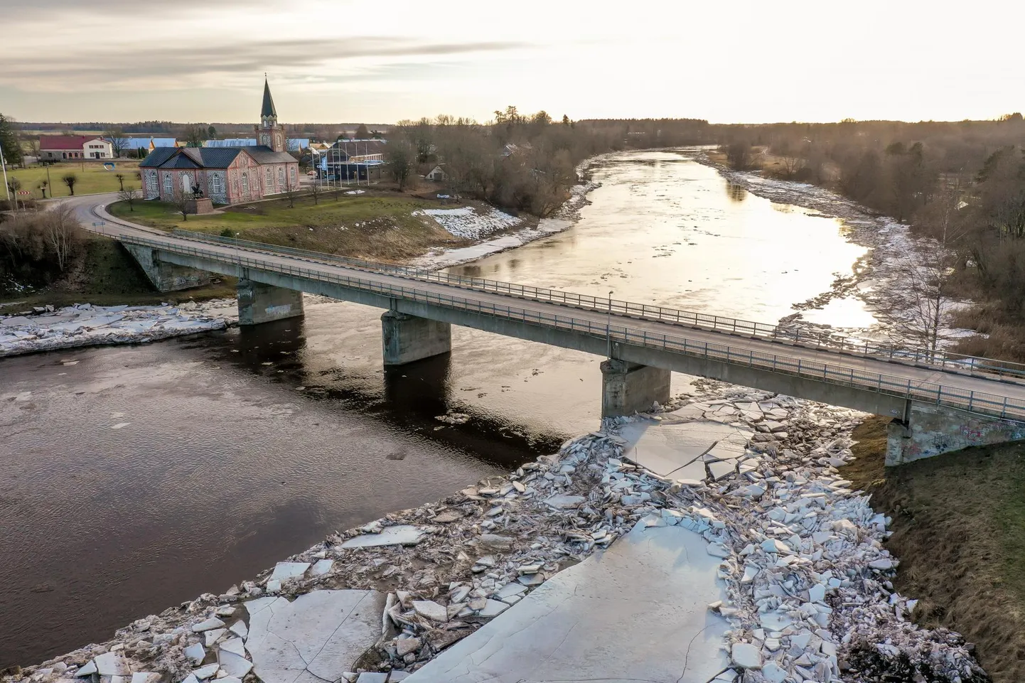 Tori silla ehitamisel lähtutakse põhimõttest, et see ei jääks arhitektuurimälestiste kõrval domineerima.