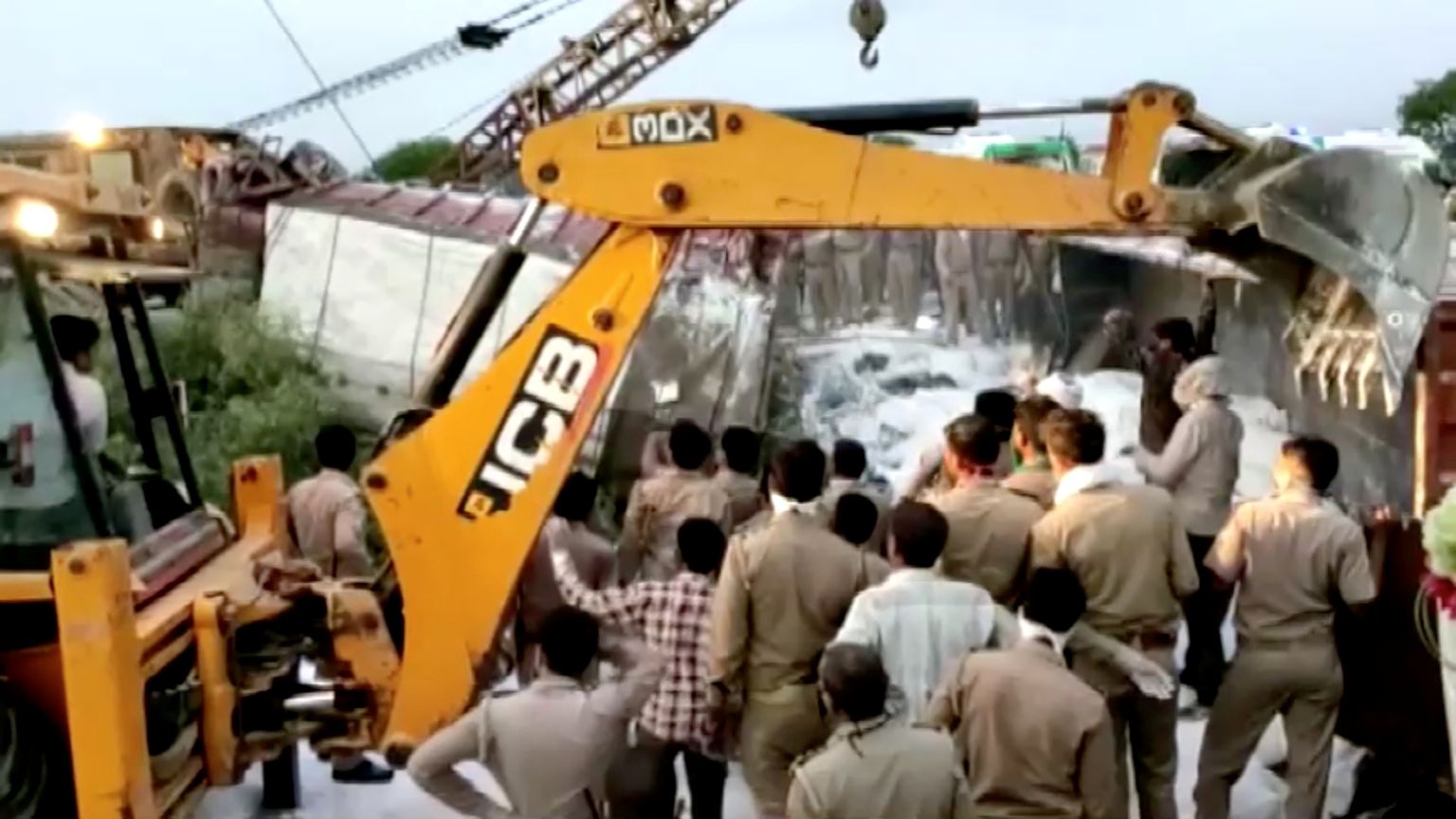 India päästetöötajad tegutsemas ohvriterohke liiklusõnnetuse toimumispaigas.