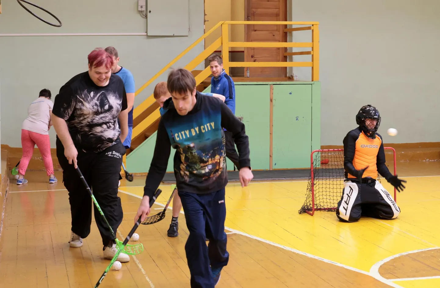 Intellektipuudega noored käivad Puiestee tänaval endise Kroonuaia kooli saalis saalihokit mängimas. Et Tartu linnavalitsus nende noorte sportimist ei toeta, on treeninguid majanduslikult üha keerulisem korraldada.