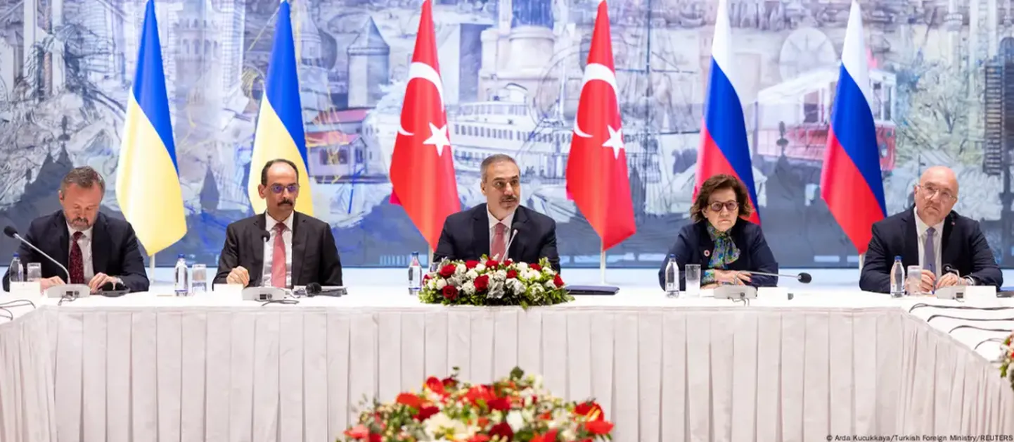 Глава МИД Турции Хакан Фидан и члены делегаций Украины и РФ на переговорах в Стамбуле