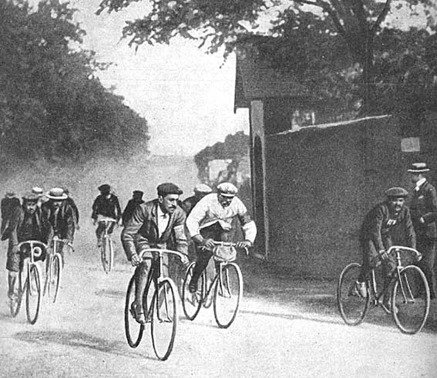 Так это начиналось. Фото 1903 года, с первой гонки Tour de France, когда уже на первом этапе один из велогонщиков прибегнул к обману, преодолев часть пути на автомобиле.