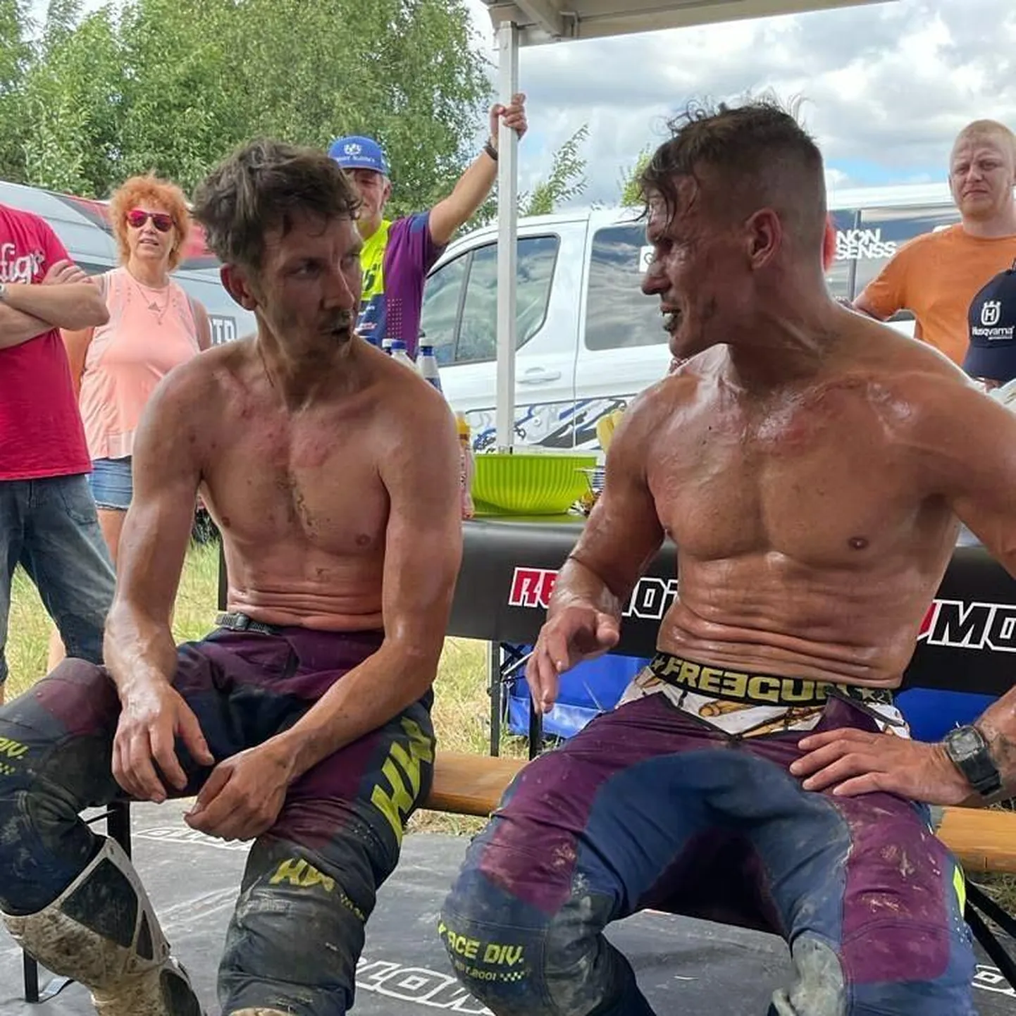 Gert Gordejev (vasakul) ja Kaspars Stupelis vahetavad vahetuid sõidumuljeid.