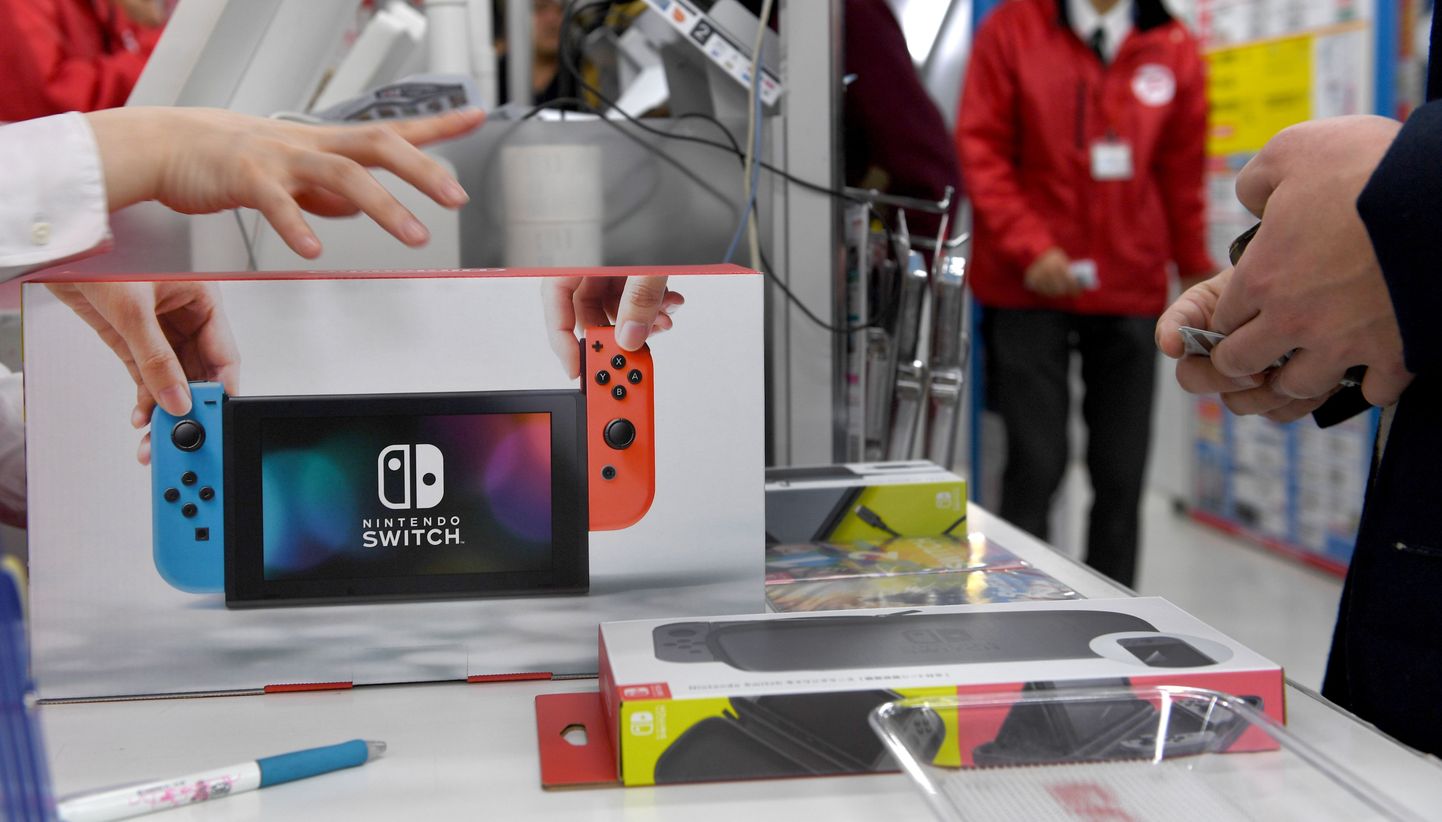 Klient ostmas Nintendo Switch mängukonsooli.