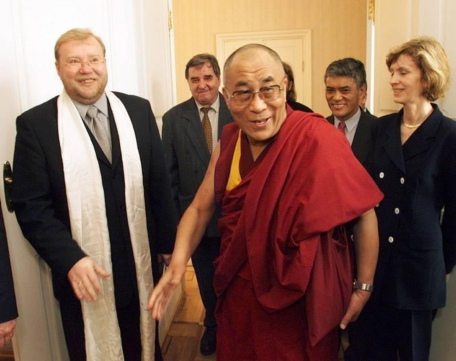 Dalai Laama 2001. aastal Tallinnas. Vaskakul Mart Laar ja Linnart Mäll.